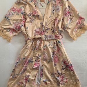 Unworn floral silk robe w/ tags attached!
